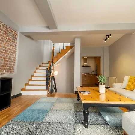 Апартаменты Stylishly Decorated Fourlex House